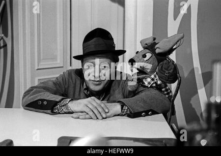 Spaß Muss Sein, Kinderfernsehserie Mit Hase Cäsar Und Stars, Deutschland 1980er Jahre. Mitwirkende: Arno Görke Stockfoto