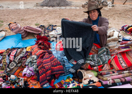 Verkauf von typischen Kleidung auf den Straßen von Chinchero im Heiligen Tal in der Nähe von Cuzco Frau. Chinchero ist ein kleines Indianerdorf der Anden, die hoch oben gelegen Stockfoto