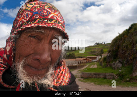 Ein Handwerker auf den Straßen von Chinchero im Heiligen Tal in der Nähe von Cuzco. Chinchero ist einem kleinen indischen Dorf der Anden liegt hoch oben auf der windigen pl Stockfoto