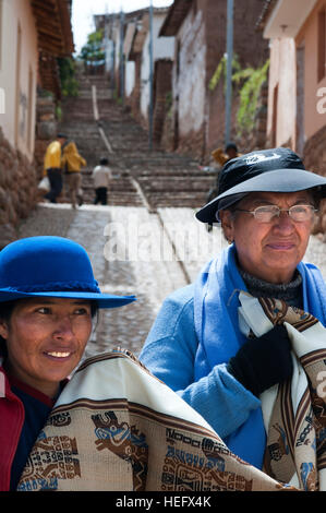 Einheimische Frauen mit typischen Kleidung in dem kleinen Dorf Chinchero im Heiligen Tal in der Nähe von Cuzco. Chinchero ist einem kleinen indischen Dorf der Anden befindet sich Stockfoto