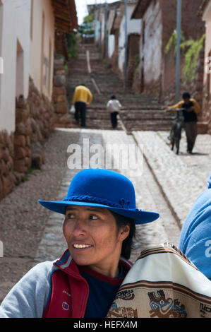 Frau mit typischen Kleidung in dem kleinen Dorf Chinchero im Heiligen Tal in der Nähe von Cuzco. Chinchero ist einem kleinen indischen Dorf der Anden befindet sich Stockfoto