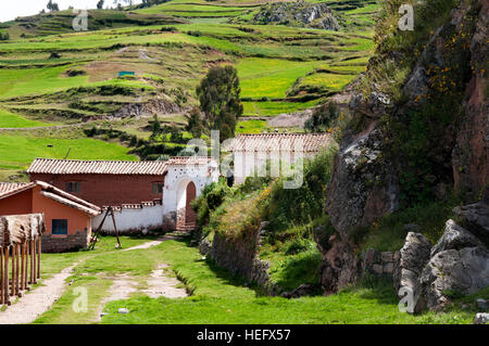 Berge und ländlichen Gegend in dem kleinen Dorf Chinchero im Heiligen Tal in der Nähe von Cuzco. Chinchero ist ein kleines Indianerdorf der Anden, die hoch oben gelegen Stockfoto