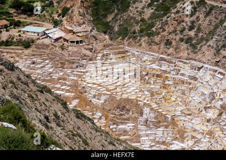 Maras der Saline im Heiligen Tal in der Nähe von Cuzco. Maras ist eine Stadt im Heiligen Tal der Inkas, 40 Kilometer nördlich von Cuzco in Cuzco Regio Stockfoto