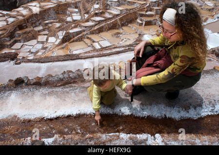 Mutter und Kinder in den Maras Saline im Heiligen Tal in der Nähe von Cuzco. Maras ist eine Stadt im Heiligen Tal der Inkas, 40 Kilometer nördlich o Stockfoto