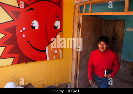 Glücklich rote Sonne in den Ticketbüros Alt Minen von Maras. Das Heilige Tal der Inkas oder das Urubamba-Tal ist ein Tal in den Anden Perus, in der Nähe von th Stockfoto