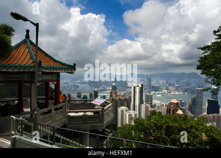 Touristen genießen die Aussicht von der Sky Terrace auf der vom Victoria Peak Tower. Hong Kong, China, SAR Stockfoto