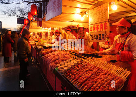 Peking: Donghuamen Nachtmarkt, Peking, China Stockfoto