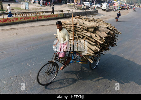 Jessore: Straßenszene, Velo-Rikscha mit Brennholz, Division Khulna, Bangladesh Stockfoto