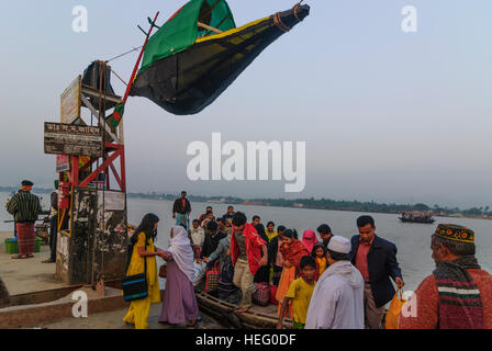 Khulna: Fähre über den Rupsa-Fluss mit einem schwebenden Boot als Wahlen Symbol für die Awami-Liga, Division Khulna, Bangladesh Stockfoto