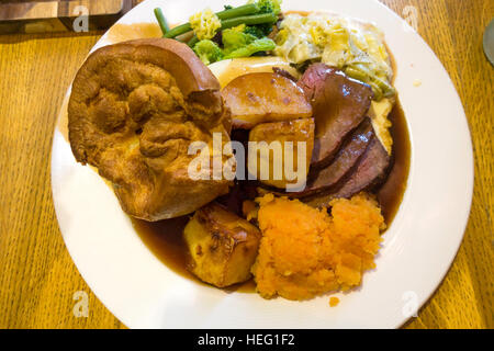 Sonntagmittag Hauptgang Roastbeef vom Belted Galloway Rinder Yorkshire Pudding Gemüse und Soße Stockfoto