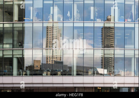 Reflexionen der alten Brutalismus konkrete Clubanlagen Barbican Center Kontrast mit moderne Skyline von London an der Stadtmauer Stockfoto