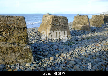 Weltkrieg zwei Panzerfallen am Strand von Fairbourne an der Westküste von Wales Stockfoto