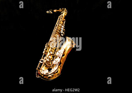 Die schöne Reflexe aus Messing aus einer Alt-Saxophon kontrastiert schön mit dem schwarzen Hintergrund Stockfoto