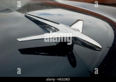 Kühlerfigur eine 1952 Ford Mainline amerikanischen Sonne Bleichmittel Patina ' d Oldtimer, auch bekannt als ein Schuhkarton-Ford Stockfoto