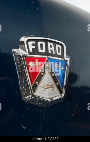 Motorhaube-Abzeichen auf eine 1952 Ford Mainline amerikanischen Sonne Bleichmittel Patina'd Oldtimer, auch bekannt als ein Schuhkarton-Ford Stockfoto