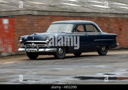 1952'd Ford Mainline amerikanischen Sonne Bleichmittel Patina Oldtimer, auch bekannt als ein Schuhkarton-Ford Stockfoto