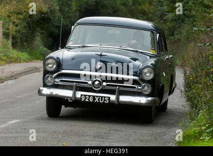 1952'd Ford Mainline amerikanischen Sonne Bleichmittel Patina Oldtimer, auch bekannt als ein Schuhkarton-Ford Stockfoto