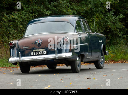 1952'd Ford Mainline amerikanischen Sonne Bleichmittel Patina Oldtimer, auch bekannt als ein Schuhkarton-Ford Stockfoto