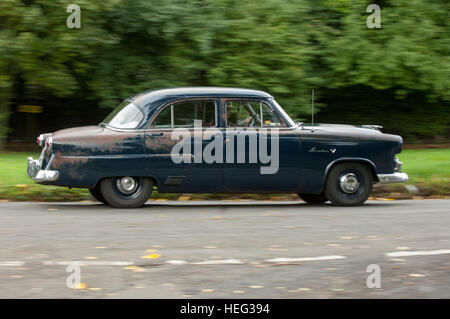 1952'd Ford Mainline amerikanischen Sonne Bleichmittel Patina Oldtimer, auch bekannt als ein Schuhkarton-Ford Stockfoto