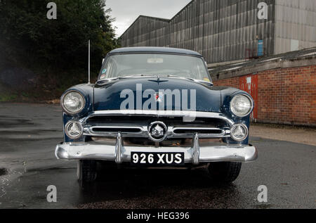 1952'd Ford Mainline amerikanischen Sonne Bleichmittel Patina Oldtimer, auch bekannt als ein Schuhkarton-Ford Stockfoto