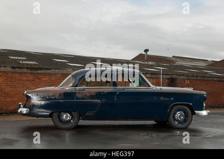 1952'd Ford Mainline amerikanischen Sonne Bleichmittel Patina Oldtimer, auch bekannt als ein Schuhkarton-Ford Stockfoto