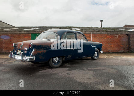 1952'd Ford Mainline amerikanischen Sonne Bleichmittel Patina Oldtimer, auch bekannt als ein Schuhkarton-Ford Stockfoto