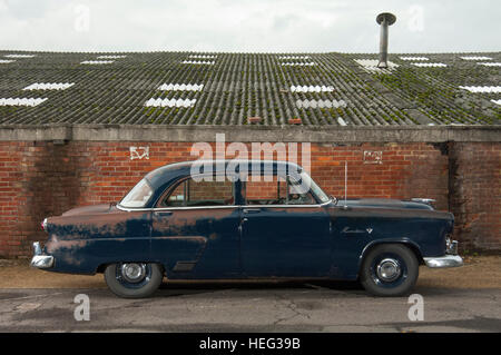 1952'd Ford Mainline amerikanischen Sonne Bleichmittel Patina Oldtimer, auch bekannt als ein Schuhkarton-Ford Stockfoto