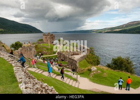 Massen an Urquhart Castle am Loch Ness Schottland Stockfoto