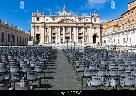 Petersdom, Stuhlreihen in St. Peter's Square, Vatikanstadt, Rom, Italien, Europa Stockfoto