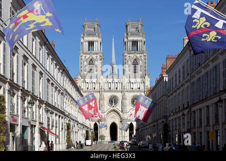 Rue de Jeanne d &#39; Bogen mit Blick auf Kirche zum Heiligen Kreuz, Cathédrale Sainte-Croix, Orléans, Centre-Val de Loire, Frankreich Stockfoto