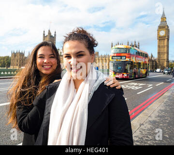 Zwei Girls vor der Big Ben, City of Westminster, London, England Stockfoto