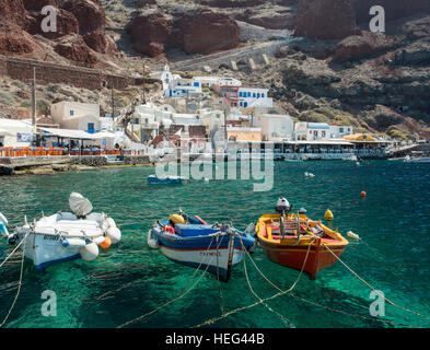 Angelboote/Fischerboote im Hafen von Amoudi, Amoudi Bay, Oia, Santorini, Kykladen, Griechenland Stockfoto