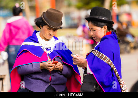 Indigene Menschen kleiden Guambiano Frauen tragen traditionelle Blick auf Handys, Guambiano Indiomarkt Stockfoto