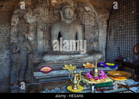 Buddha-Statue mit angeboten, Gal Vihara, heilige Stadt, Polonnaruwa, North Central Province, Sri Lanka Stockfoto