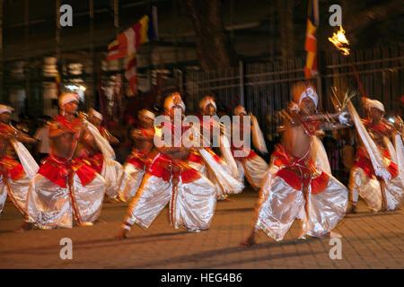 Tanzgruppe, Kandy-Tänzer in traditionellen Kostümen, Esala Perahera buddhistische Festival, Kandy, Central Province, Sri Lanka Stockfoto