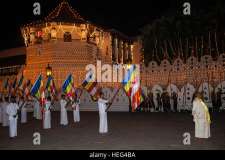 Träger, Flagge Esala Perahera buddhistische Festival, Sri Dalada Maligawa oder Tempel der Zahntempel in Kandy, Central Province Stockfoto