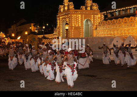 Tanzgruppe, Kandy-Tänzer in traditionellen Kostümen, Esala Perahera buddhistische Festival, Sri Dalada Maligawa oder Tempel der Stockfoto