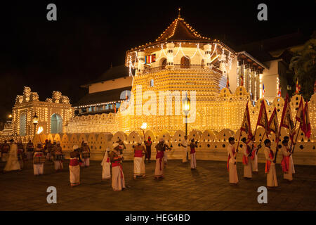 Flagge, Träger und Trommler in traditionellen Kostümen Esala Perahera buddhistische Festival, Sri Dalada Maligawa oder Tempel des Heiligen Stockfoto