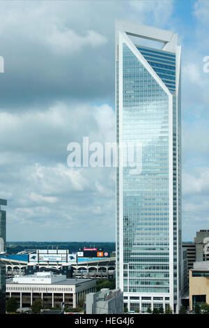 Duke Energy / Wells Fargo Turm und Bank of America Stadium in Charlotte NC. Stockfoto