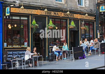 Schottland, Edinburgh, der Malt Shovel in der Cockburn Street, einer der Personen eine Tischen Vor Dem Restaurant Stockfoto