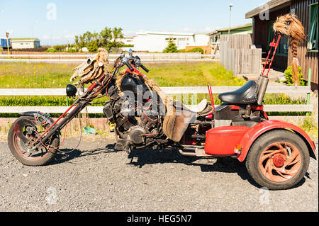 Eine maßgeschneiderte dreirädrigen Motorrad / Chopper geschmückt mit einem Pferd Totenkopf und Perücken. Stockfoto