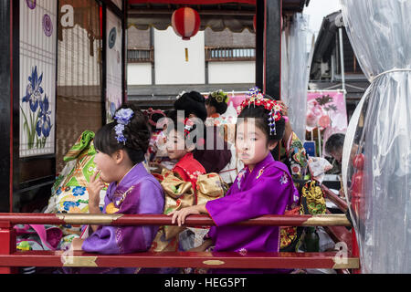 Junge japanische Tänzer warten ihrerseits, während ein Sommerfest in Shiozawa, Japan zu tanzen. Stockfoto