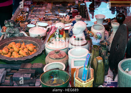 Souvenir-Stand am Wochenmarkt in Shizuishan, Ningxia, China Stockfoto