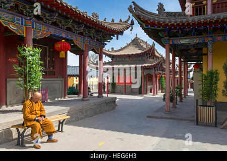 Mönch an der Nord-Wudang-Tempel, Shizuishan, Ningxia, China Stockfoto