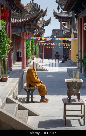 Mönch an der Nord-Wudang-Tempel, Shizuishan, Ningxia, China Stockfoto