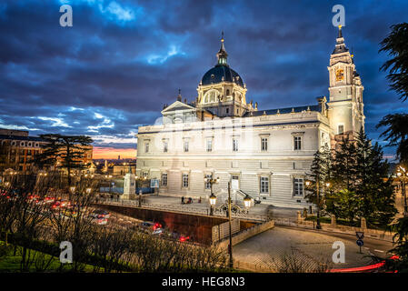 Almudena-Kathedrale in Madrid. Es ist die katholische Kathedrale in Madrid. Außenansicht bei Einbruch der Dunkelheit, kurz nach Sonnenuntergang. Stockfoto