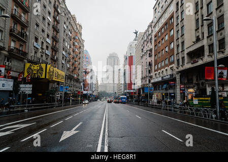 Madrid, Spanien - 20. November 2016: Regentag in Gran Vía in Madrid. Es ist ein aufwändiges und gehobenen Einkaufsstraße befindet sich im Zentrum von Madrid. Es ist bekannt Stockfoto