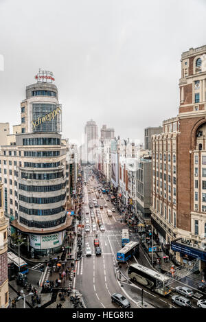 Madrid, Spanien - 20. November 2016: High Angle Ansicht der Gran Via und Callao Platz in Madrid. Es ist ein aufwändiges und gehobenen Einkaufsstraße befindet sich im cen Stockfoto