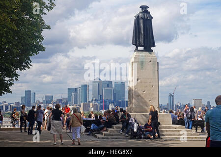 Statue von General James Wolfe im Greenwich Park mit Blick auf Canary Wharf und die Docklands, London Stockfoto