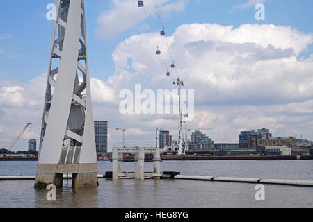 Die Emirates Air Line Seilbahn über die Themse, die Verknüpfung von East London und Greenwich, England, UK Stockfoto